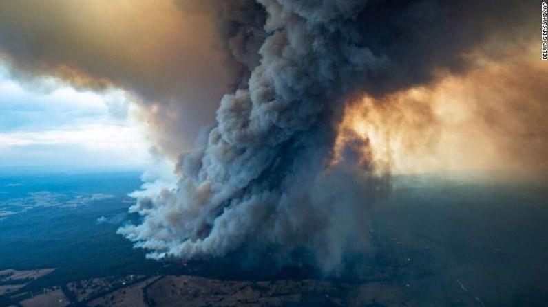 Una enorme columna de humo provocada por los incendios forestales en East Gippsland, Victoria, el 2 de enero. DELWP Gippsland/AP