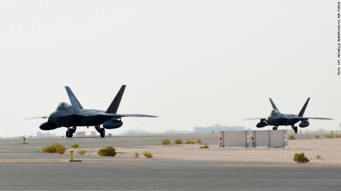 Aviones F-22 de la Fuerza Aérea de EE. UU. llegan a la Base Aérea Al Udeid, en Qatar, el 27 de junio de 2019.