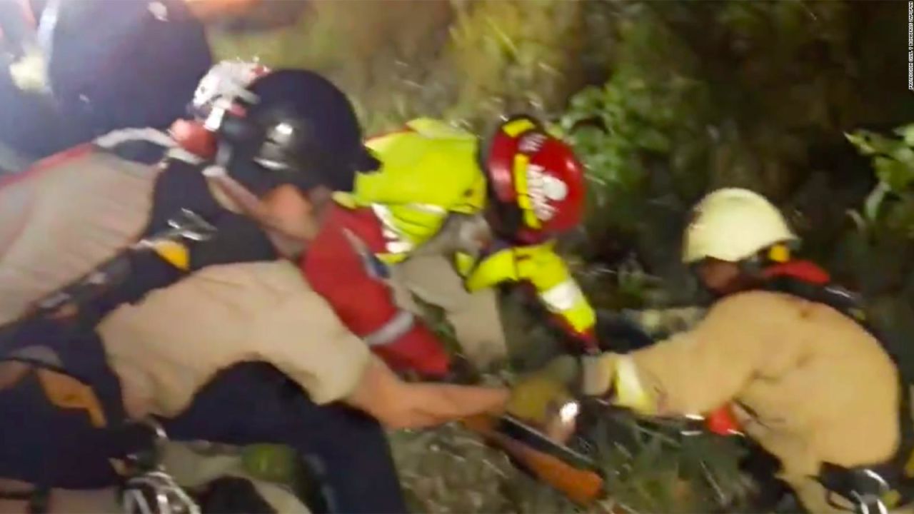 CNNE 754310 - bomberos rescatan a una familia que cayo a un barranco