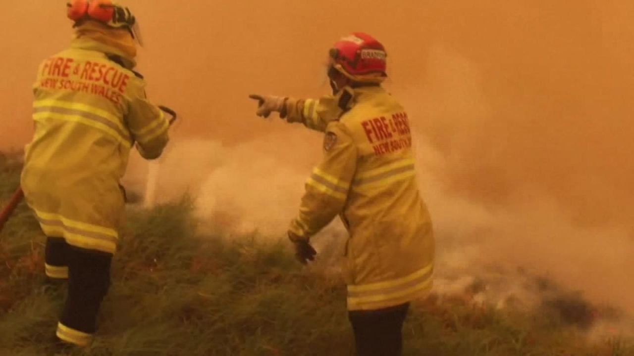 CNNE 754509 - australianos se refugian cerca del agua ante avance del fuego