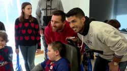 CNNE 754570 - messi y suarez fueron los reyes magos de estos ninos