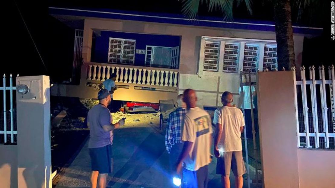 Un edificio se derrumbó y aplastó un automóvil en Yauco, Puerto Rico. Se informa que todos los ocupantes de la casa no están heridos.