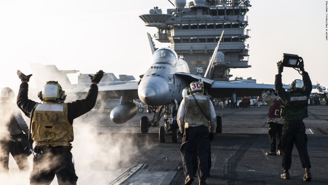 Un avión de combate F/A-18 a bordo de un portaaviones estadounidense.