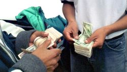 Foto de archivo. Sucre ecuatoriano vs. dólar estadounidense.