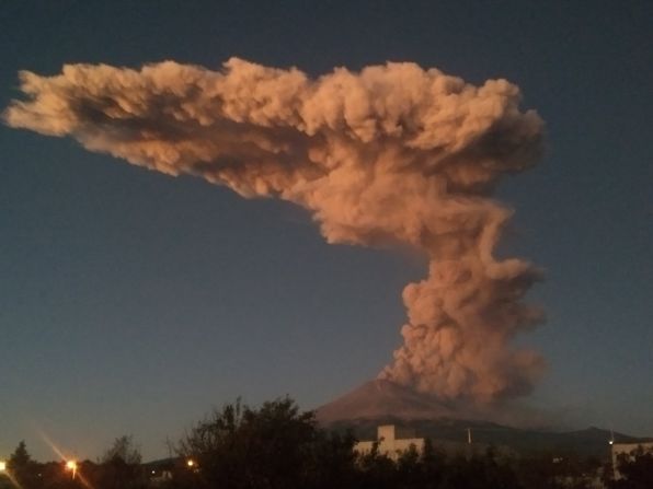 El volcán Popocatépetl presentó una explosión la mañana del jueves 9 de enero que coincidió con el amanecer en el centro de México. Cortesía: Fernando Ramos en Twitter @QFernando_Ramos