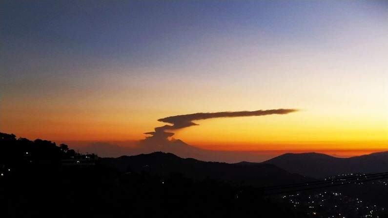 Esta actividad volcánica es normal y la alerta continúa en Amarillo Fase 2, que exhorta a no acercarse al volcán. Cortesía: Gerardo Pacheco @Pachecomelon en Twitter