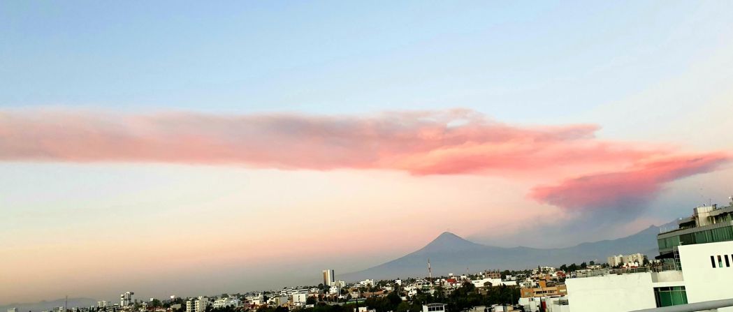 El Popocatépetl es un volcán que lleva al menos 25 años de actividad, después de un largo periodo de quietud sin registrar mayor actividad volcánica. Cortesía: @ffloresm en Twitter