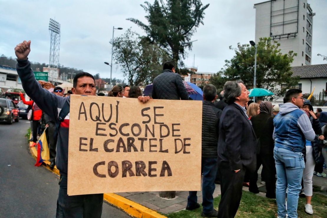 La gente protesta fuera de la embajada de México en Quito el 16 de octubre de 2019, para exigir que los políticos ecuatorianos que ingresaron a la embajada no reciban asilo político después de las protestas contra el aumento de combustible. - Siete personas, incluidos cuatro miembros de la Asamblea ecuatoriana, buscaron refugio en la embajada de México en Quito, acusadas de ser parte de un plan para desestabilizar al gobierno del presidente de Ecuador, Lenin Moreno.