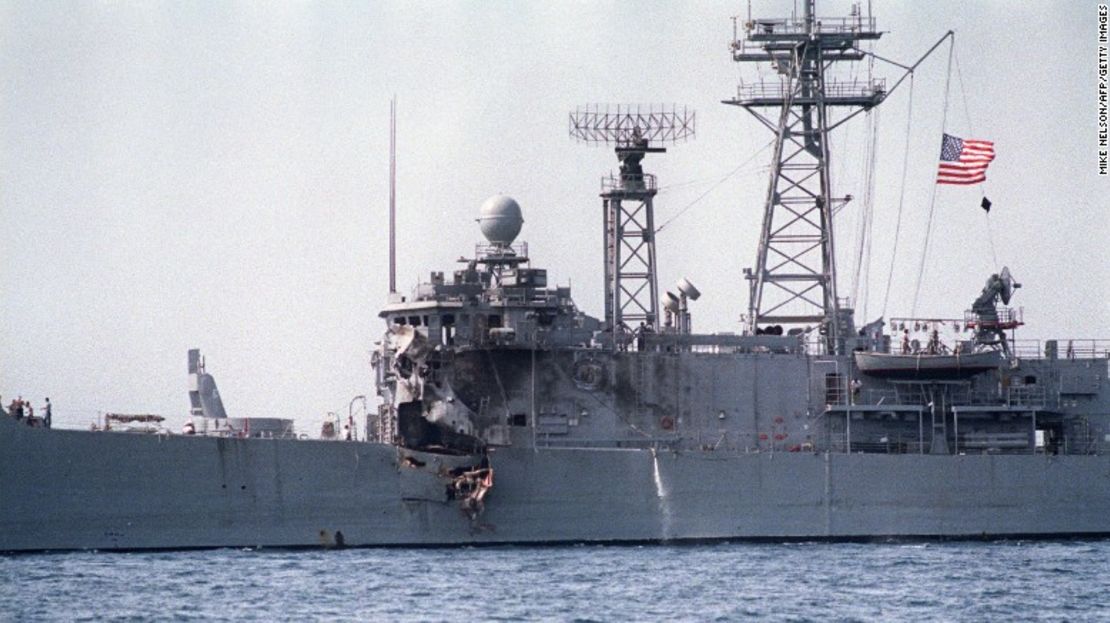 Fotografía tomada el 17 de mayo de 1987 de la fragata USS Stark que fue alcanzada por dos misiles Exocet disparados desde un avión de combate iraquí durante la guerra Irán-Iraq.