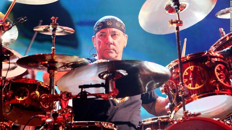Neil Peart, cuyas virtuosas interpretación de batería y letras ingeniosas impulsaron a su banda Rush al estrellato mundial y selló su lugar como uno de los mejores bateristas en la música rock, murió el 10 de enero. Tenía 67 años.