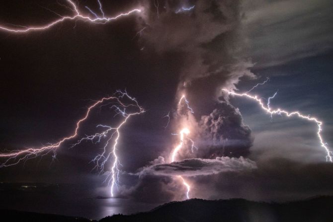 Los rayos caen mientras una columna de ceniza rodea el cráter del volcán Taal el 12 de enero. La nube de ceniza alcanza un kilómetro por encima del cráter, según el Instituto Filipino de Vulcanología y Sismología. Ezra Acayan / Getty Images