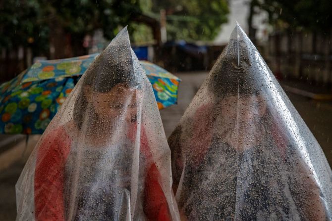 Los residentes usan plástico para protegerse de la caída de ceniza. Ezra Acayan / Getty Images