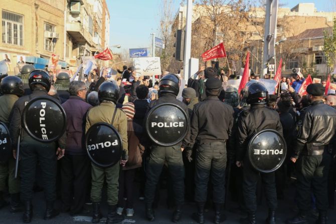 Las fuerzas de seguridad de Irán custidiaron la embajada británica en Teherán el 12 de enero durante unas manifestaciones después del arresto del embajador de Reino Unido.