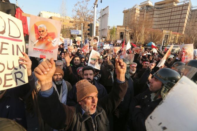 Cientos de manifestantes iraníes se reunieron en la sede de la embajada británica el 12 de enero con imágenes del comandante militar Qasem Soleimani cantando "muerte a Gran Bretaña", un día después de que el embajador Mecaire asistiera a un homenaje a quienes murieron en el avión ucraniano derribado "por error" por Irán.