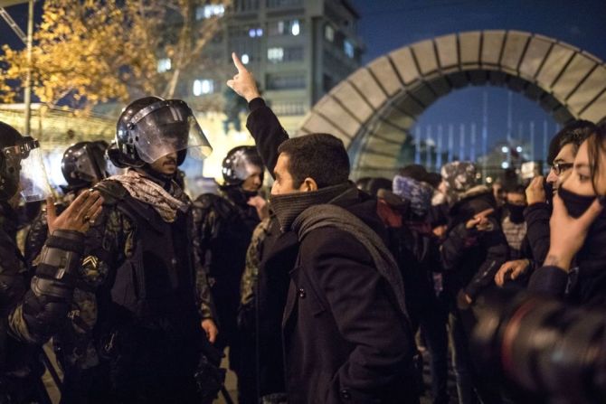 Un manifestante iraní confronta a un policía antidisturbios durante una manifestación a las afueras de la Universidad Amir Kabir en Teherán el 11 de enero de 2020, luego de que Irán admitiera que derribó el avión ucraniano por error.