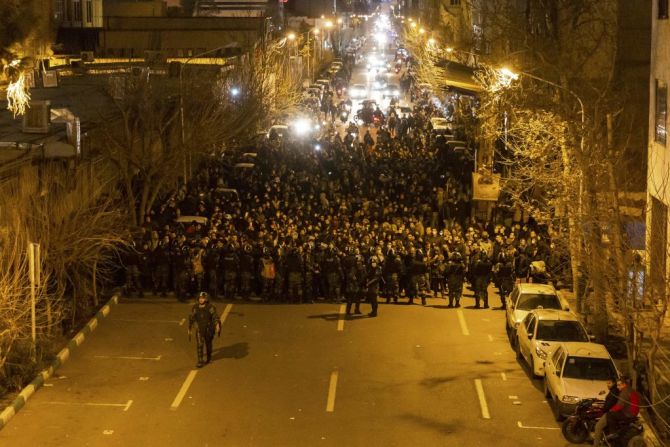 En Irán, los manifestantes pidieron que el líder supremo, ayatolá Ali Khamenei, renuncie y que los responsables de derribar el avión sean procesados.