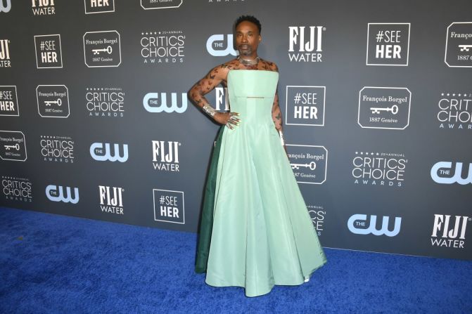 El favorito de la alfombra roja Billy Porter llevaba un vestido sin tirantes verde menta que mostraba una colección de tatuajes temporales de mariposas en la alfombra roja de los Critics' Choice Awards.