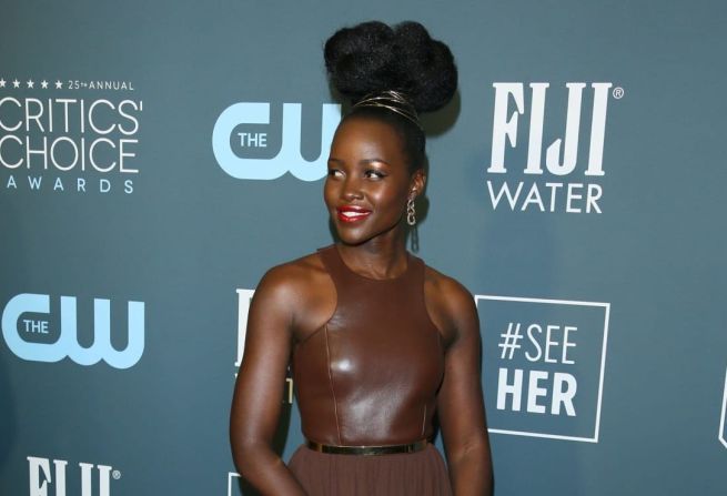 Lupita Nyong'o llega a los Critics 'Choice Awards con un elegante vestido de Michael Kors combinado con accesorios vintage. Jean-Baptiste Lacroix / AFP / Getty Images