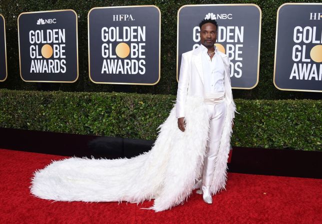 Billy Porter llegó a los Golden Globe con una cola de plumas blanca sobre un traje de pantalón.