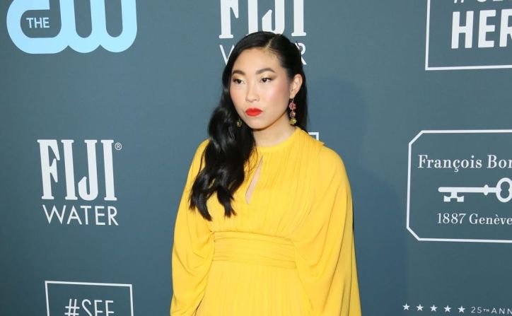 Así vistió Awkwafina para los Critics' Choice Awards