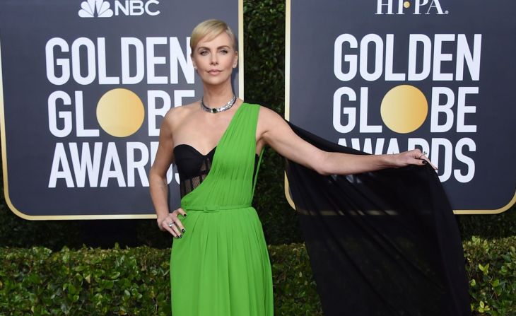 Charlize Theron vistió Dior para la alfombra roja de los Golden Globe.