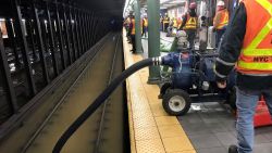 CNNE 758084 - una inundacion obligo a parar el metro de manhattan