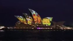 CNNE 758151 - opera de sydney homenajea a los bomberos australianos