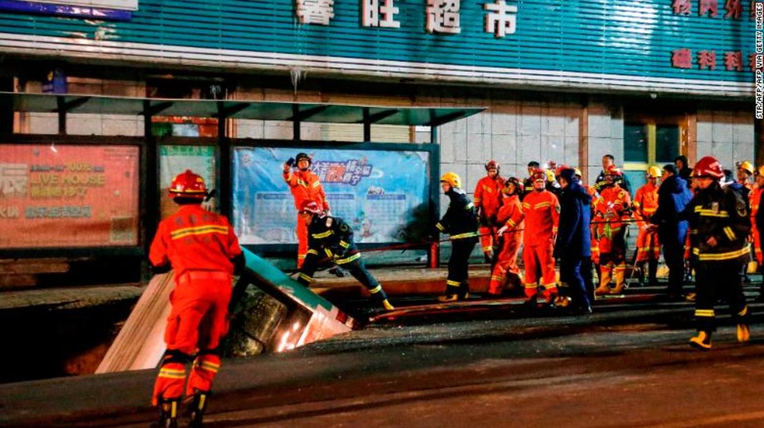 Equipos de rescate se preparan para sacar un autobús de un sumidero después de que una carretera se derrumbó en la ciudad de Xining, en el noroeste de China.