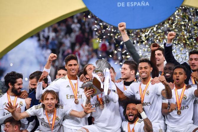 El Real Madrid, que en la temporada anterior fue el club de fútbol con más ingresos, ocupó el segundo puesto en la temporada 2019/2019, con un ingreso de 842,9 millones de dólares.