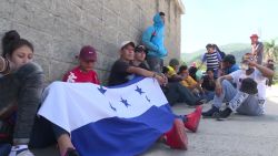 CNNE 758855 - honduras- alientan a nueva caravana de migrantes