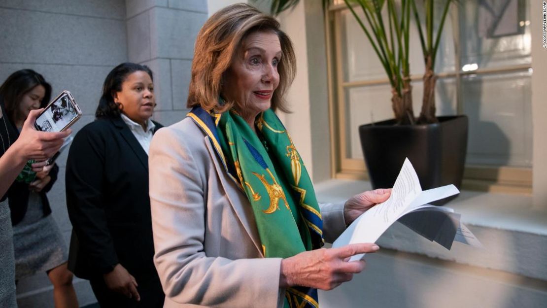 La demócrata Nancy Pelosi llega a la reunión del demócrata en el Capitolio, el 14 de enero de 2020, días antes de que se inicie el juicio político contra el presidente Donald Trump en el Senado.