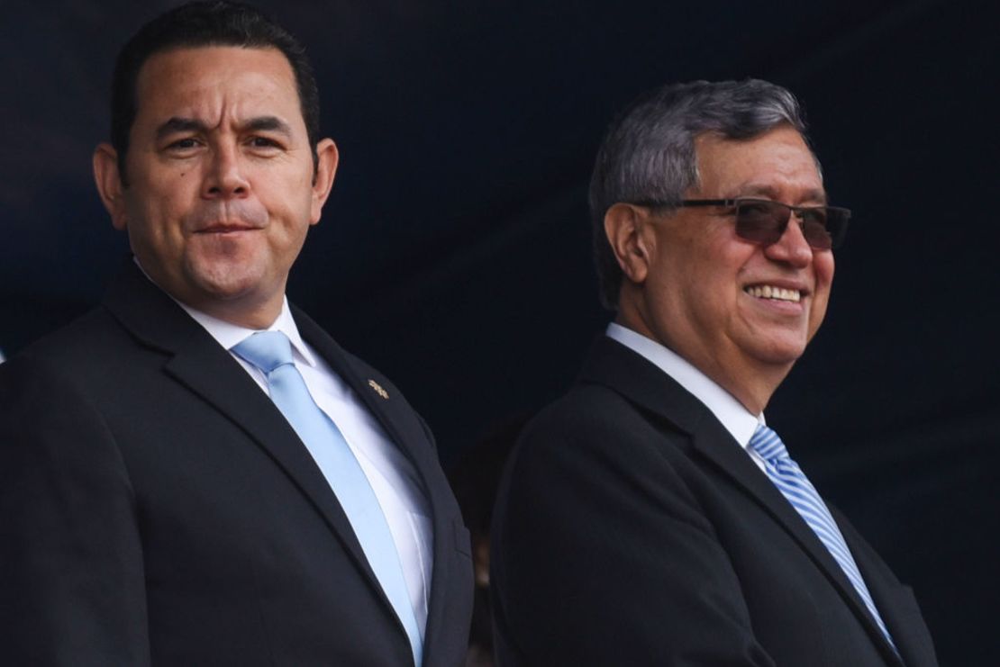 Foto de archivo. El entonces presidente de Guatemala Jimmy Morales (a la izquierda) y su vicepresidente Jafeth Cabrera, asisten a una ceremonia de aniversario en la Escuela de Cadetes en San Juan Sacatepequez, a 35 km de Ciudad de Guatemala, el 1 de septiembre de 2018.