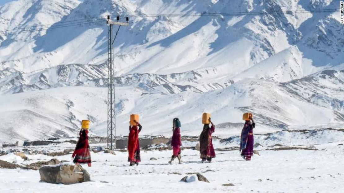 Las avalanchas fueron provocadas por fuertes nevadas en el valle de Neelum, Cachemira, administrada por Pakistán.