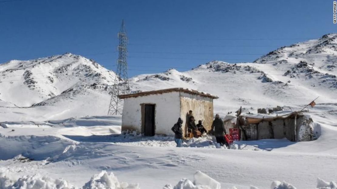 Las autoridades temen que haya más personas muertas enterradas bajo la nieve