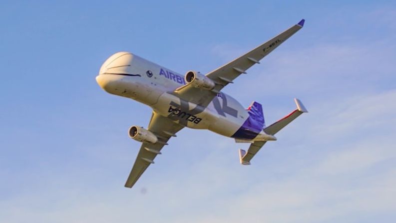 En vuelo — Los amantes de los aviones de todo el Reino Unido se reunieron en el aeropuerto y en los puntos de observación cercanos para echar un vistazo a la majestuosa nave.