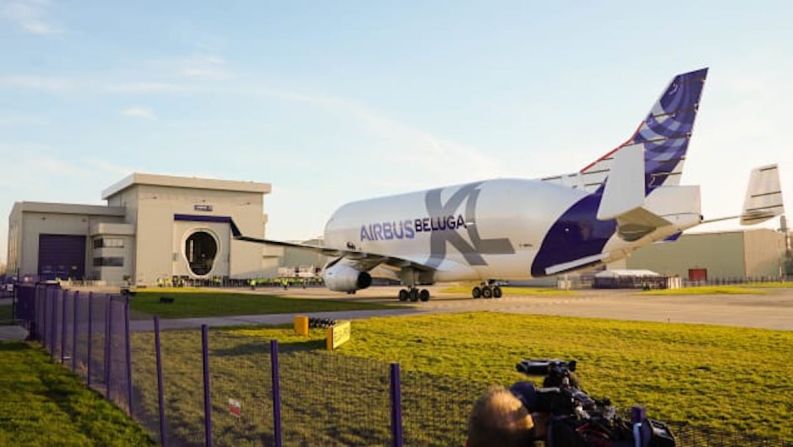 Puertas personalizadas — La estación de la línea Beluga en el aeropuerto de Hawarden tiene de dos juegos de puertas para la estación de la línea Beluga: uno para el Beluga y otro para el Beluga XL.