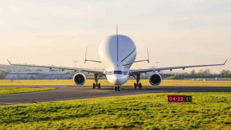 Un avión de carga — Airbus utiliza este particular avión para transportar los componentes de su avión entre los sitios de producción europeos y sus líneas de ensamblaje final en Toulouse, Hamburgo y Tianjin.