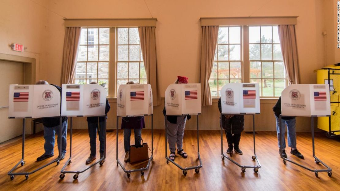 Votantes llenan su boleta en una mesa electoral de Virginia en 2018.