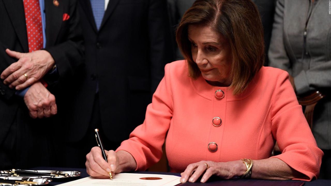 CNNE 759656 - pelosi firma articulos de encausamiento contra trump