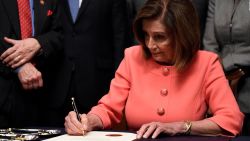 CNNE 759656 - pelosi firma articulos de encausamiento contra trump