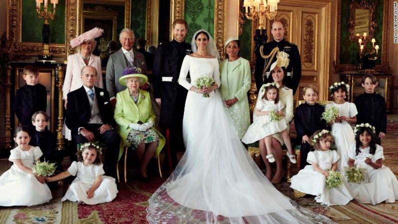 La pareja posa con miembros de la familia real después de casarse en mayo de 2018. Alexi Lubomirski / AP