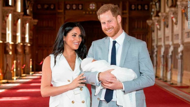 Meghan y Harry presentan a su hijo recién nacido en el Castillo de Windsor en mayo de 2019. Dominic Lipinski / Pool a través de AP
