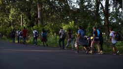 CNNE 759994 - migrantes llegan a guatemala y siguen camino hacia mexico