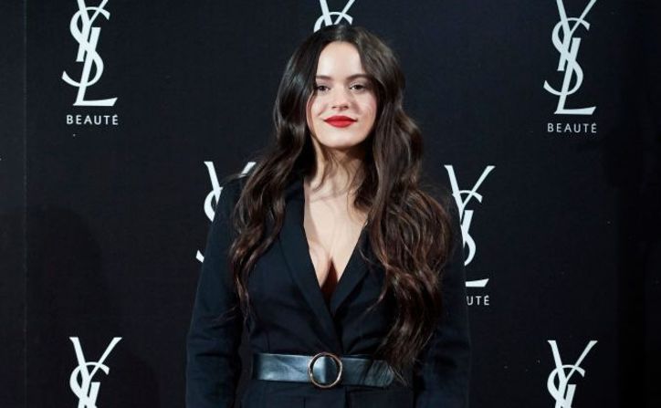 Rosalía, aquí en la alfombra roja en un evento de Yves Saint Laurent en Madrid, está nominada al Grammy en la categoría de Mejor Nueva Artista y Mejor Álbum de Rock Latino, Urbano o Alternativo. Foto: Carlos Alvarez/Getty Images