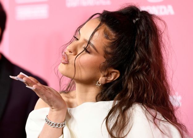 La cantante española Rosalía será una de las artistas que se presente en el escenario en la noche de entrega de los Premios Grammy el domingo 26 de enero.