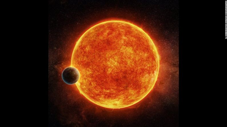 LHS 1140b se encuentra en la zona habitable de agua líquida que rodea a su estrella anfitriona, una pequeña estrella roja débil llamada LHS 1140. El planeta pesa alrededor de 6,6 veces la masa de la Tierra y se muestra pasando frente a LHS 1140. Representada en azul es la atmósfera que el planeta pudo haber retenido. M. Weiss / Observatorio Europeo Austral / CfA