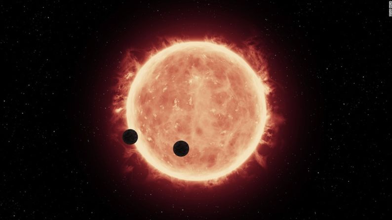 La representación de un artista muestra los exoplanetas del tamaño de la Tierra TRAPPIST-1b y 1c en un raro evento de doble tránsito cuando pasan frente a su estrella enana roja ultrafría, lo que le permitió al Hubble echar un vistazo a sus atmósferas. De la NASA