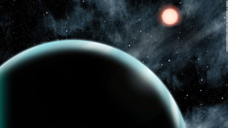 Kepler-421b es un exoplaneta en tránsito del tamaño de Urano con el año más largo conocido, ya que rodea su estrella una vez cada 704 días. El planeta orbita una estrella naranja de tipo K que es más fría y más tenue que nuestro Sol y se encuentra a unos 1.000 años luz de la Tierra en la constelación de Lyra. Harvard-Smithsonian, Centro de Astrofísica / DA Aguilar