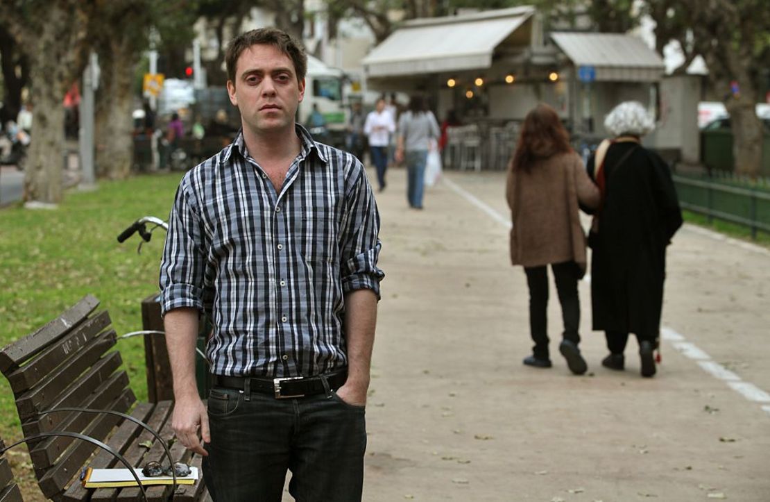 El reportero Damian Pachter posa para una fotografía en las calles de Tel Aviv el 3 de febrero de 2015. Pachter fue el primero en reportar la noticia de la muerte de Nisman y salió de Argentina el 25 de enero de 2015.