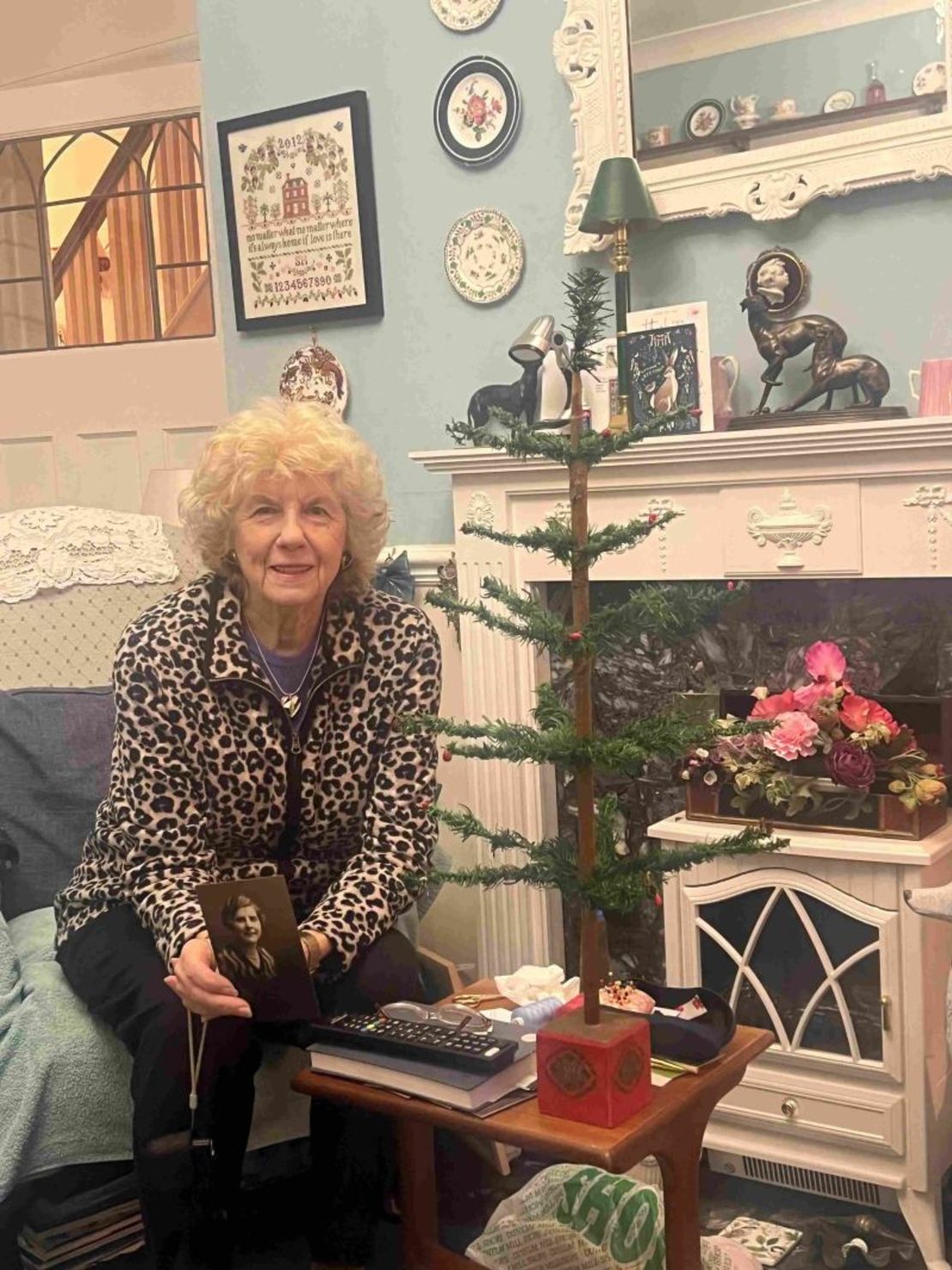 Shirley Hall, fotografiada en su casa en Leicestershire, Inglaterra, heredó el árbol de su madre a los 84 años. Subastadores Hanson